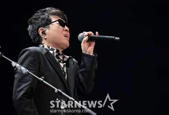 가수 조용필이 13일 서울 잠실 올림픽주경기장에서 진행된 '2023 조용필&위대한탄생 콘서트'에서 열창하고 있다. /사진제공=YPC, 유니버설뮤직 2023.05.13 /사진=이동훈 기자 photoguy@