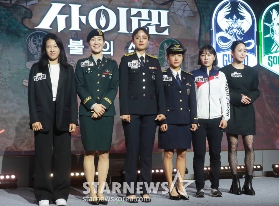 김경애(스턴트팀 리더), 김봄은(군인팀 리더), 김현아(소방팀 리더), 김혜리(경찰팀 리더), 김희정(운동팀 리더), 이수련(경호팀 리더)이 24일 오전 서울 마포구 호텔 나루에서 진행된 넷플릭스 예능 '사이렌:불의 섬' 제작발표회에 참석해 포즈를 취하고 있다. 최강의 전투력과 치밀한 전략을 모두 갖춘 여성 24인이 6개의 직업군별로 팀을 이뤄 미지의 섬에서 치열하게 부딪히는 생존 전투 서바이벌 예능 '사이렌:불의 섬'은 오는 30일 공개된다. /2023.05.24 /사진=이동훈 기자 photoguy@