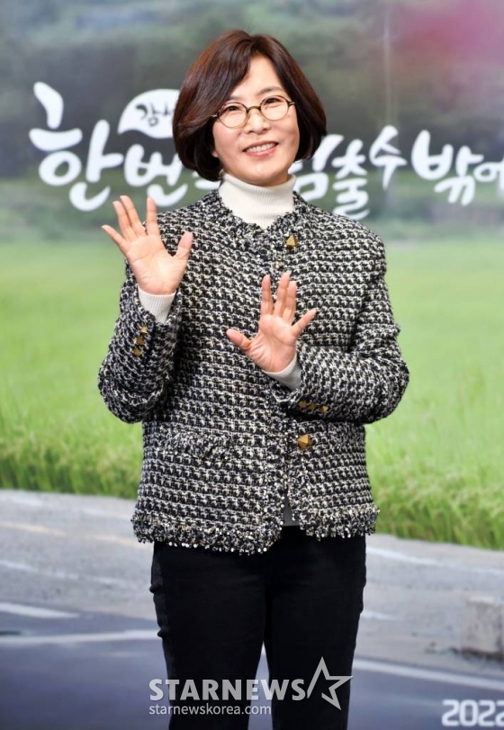 가수 이선희가 5일 오후 온라인으로 진행된 KBS 새 예능 '한 번쯤 멈출 수밖에' 제작발표회에 참석해 포즈를 취하고 있다. <사진=KBS> 2020.01.05 /사진=임성균 기자 tjdrbs23@