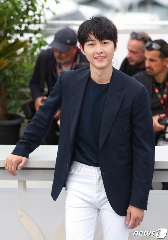(칸=뉴스1) 이준성 기자 = 제 76회 칸 국제영화제 ‘주목할 만한 시선’에 초청된 영화 ‘화란’ 송중기가 25일(현지시간) 프랑스 남부 칸 ‘팔레 데 페스티발’(Palais des Festival)에서 열린 포토콜 행사에 참석해 포즈를 취하고 있다. 2023.5.25/뉴스1 Copyright (C) 뉴스1. All rights reserved. 무단 전재 및 재배포 금지.
