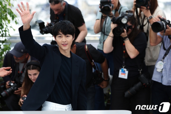 (칸=뉴스1) 이준성 기자 = 제 76회 칸 국제영화제 ‘주목할 만한 시선’에 초청된 영화 ‘화란’ 송중기가 25일(현지시간) 프랑스 남부 칸 ‘팔레 데 페스티발’(Palais des Festival)에서 열린 포토콜 행사에 참석해 포즈를 취하고 있다. 2023.5.25/뉴스1 Copyright (C) 뉴스1. All rights reserved. 무단 전재 및 재배포 금지.