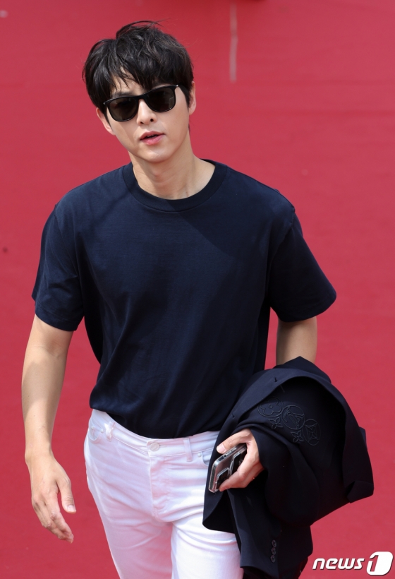 (칸=뉴스1) 이준성 기자 = 제 76회 칸 국제영화제 ‘주목할 만한 시선’에 초청된 영화 ‘화란’ 송중기가 25일(현지시간) 프랑스 남부 칸 ‘팔레 데 페스티발’(Palais des Festival)에서 열린 포토콜 참석후 행사장을 떠나고 있다. 2023.5.25/뉴스1 Copyright (C) 뉴스1. All rights reserved. 무단 전재 및 재배포 금지.