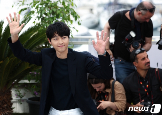 (칸=뉴스1) 이준성 기자 = 제 76회 칸 국제영화제 ‘주목할 만한 시선’에 초청된 영화 ‘화란’ 송중기가 25일(현지시간) 프랑스 남부 칸 ‘팔레 데 페스티발’(Palais des Festival)에서 열린 포토콜 행사에 참석해 포즈를 취하고 있다. 2023.5.25/뉴스1 Copyright (C) 뉴스1. All rights reserved. 무단 전재 및 재배포 금지.