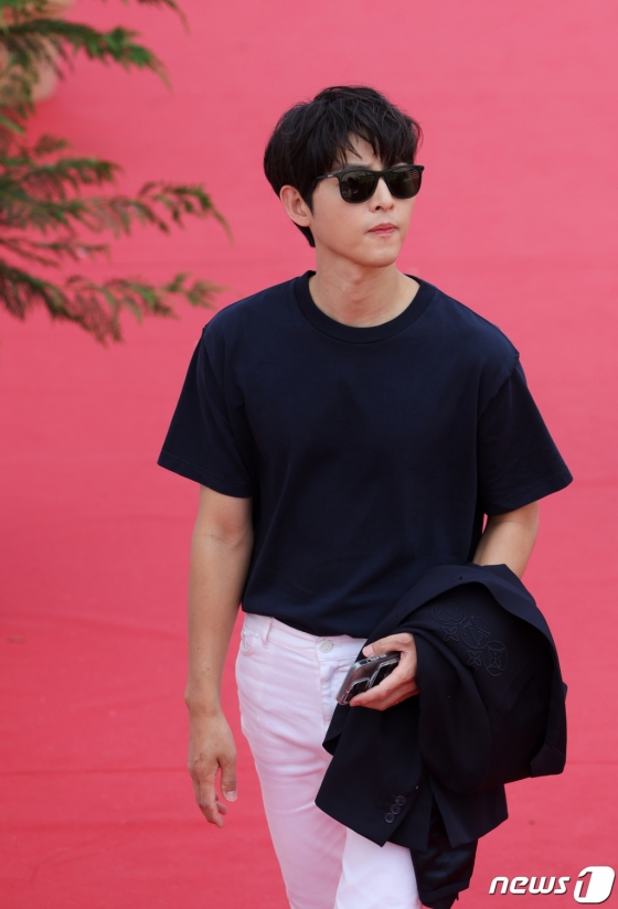(칸=뉴스1) 이준성 기자 = 제 76회 칸 국제영화제 ‘주목할 만한 시선’에 초청된 영화 ‘화란’ 송중기가 25일(현지시간) 프랑스 남부 칸 ‘팔레 데 페스티발’(Palais des Festival)에서 열린 포토콜 참석후 행사장을 떠나고 있다. 2023.5.25/뉴스1 Copyright (C) 뉴스1. All rights reserved. 무단 전재 및 재배포 금지.