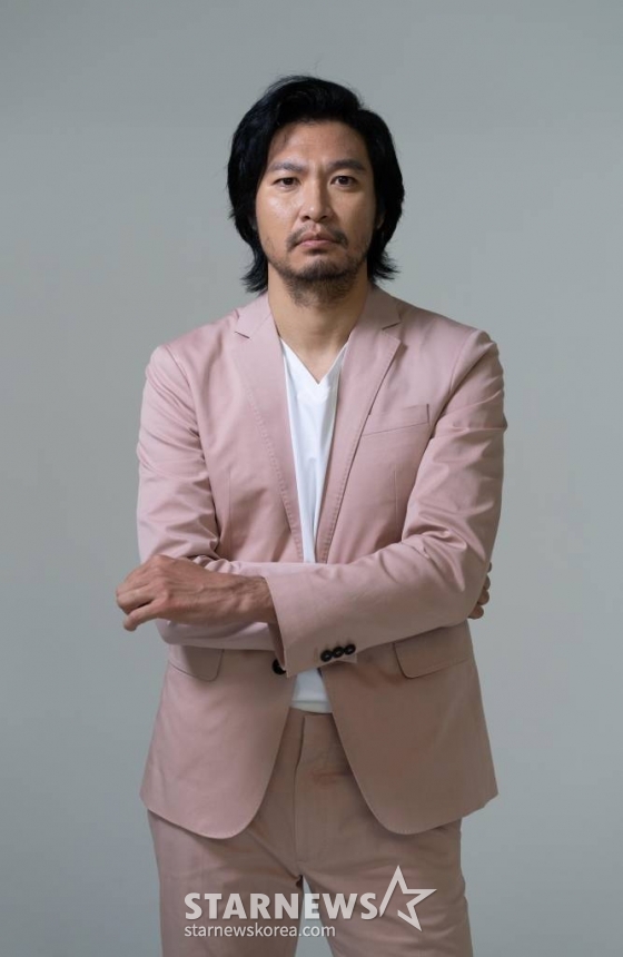 영화 '범죄도시3'(감독 이상용)의 배우 아오키 무네타카가 23일 오후 진행된 인터뷰를 위해 포즈를 취하고 있다. /사진제공=에이비오 엔터테인먼트 /사진=이동훈 기자 photoguy@