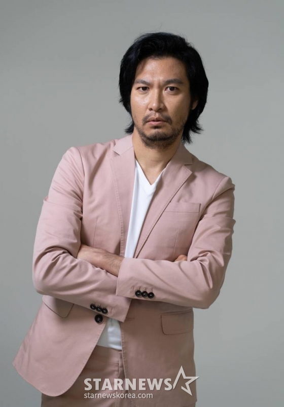 영화 '범죄도시3'(감독 이상용)의 배우 아오키 무네타카가 23일 오후 진행된 인터뷰를 위해 포즈를 취하고 있다. /사진제공=에이비오 엔터테인먼트 /사진=이동훈 기자 photoguy@