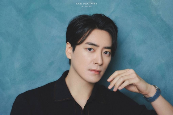 배우 이준혁이 30일 오후 서울 종로구 삼청동의 한 카페에서 진행된 영화 '범죄도시3' 개봉 관련 인터뷰를 위해 포즈를 취하고 있다. 이준혁은 '범죄도시3'에서 3세대 빌런 '주성철' 역을 맡아 열연을 펼쳤다. 베일에 싸인 마약 사건의 배후 '주성철'은 어떤 상황에서도 여유를 잃지 않고 무자비하게 상대방의 숨통을 조이는 인물이다. '범죄도시3'는 대체불가 괴물형사 '마석도'(마동석 분)가 서울 광역수사대로 이동 후, 신종 마약 범죄 사건의 배후인 '주성철'과 마약 사건에 연루된 또 다른 빌런 '리키'(아오키 무네타카 분)를 잡기 위해 펼치는 통쾌한 범죄 소탕 작전을 그린 영화. 31일 개봉. / 사진제공 = 에이스팩토리 /사진=김창현 기자 chmt@