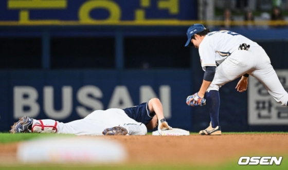 두산 양의지(왼쪽)가 지난달 31일 창원 NC전에서 5회 초 안타를 친 후 2루에 헤드퍼스트 슬라이딩으로 들어가고 있다.