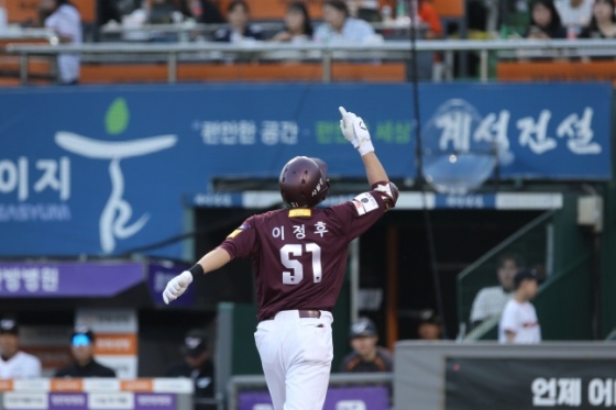 이정후가 31일 대전 한화전에서 장민재를 상대로 만루홈런을 치고 홈을 밟으며 세리머니를 하고 잇다. /사진=키움 히어로즈