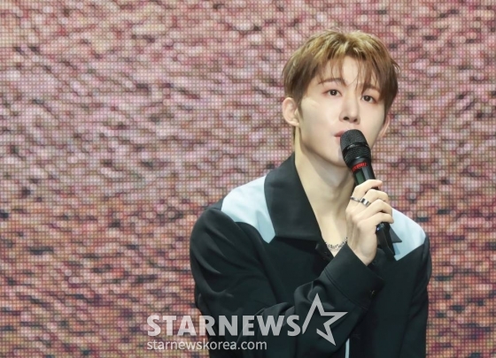 가수 비아이(B.I)가 1일 오후 서울 마포구 메세나폴리스에서 진행된 새 정규 앨범 '투 다이 포'(TO DIE FOR) 발매기념 쇼케이스에서 신곡을 선보이고 있다. 이번 앨범에는 더블 타이틀곡 '겁도없이'(Dare to Love), 'Die for love'(다이 포 러브)를 비롯해 'To Die'(투 다이), '해일'(Wave), '망가진 장난감의 섬'(The Island of Misfit Toys)', '개가트닌생'(Beautiful Life), '구르믄' (Cloud Thought), 'TRUTH', 'MICHELANGELO 등 총 9곡의 신곡과, 2021년 11월 발매된 하프 앨범에 담긴 6곡 등 총 15곡이 수록됐다. /2023.06.01 /사진=이동훈 기자 photoguy@