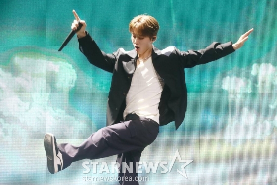 가수 비아이(B.I)가 1일 오후 서울 마포구 메세나폴리스에서 진행된 새 정규 앨범 '투 다이 포'(TO DIE FOR) 발매기념 쇼케이스에서 신곡을 선보이고 있다. 이번 앨범에는 더블 타이틀곡 '겁도없이'(Dare to Love), 'Die for love'(다이 포 러브)를 비롯해 'To Die'(투 다이), '해일'(Wave), '망가진 장난감의 섬'(The Island of Misfit Toys)', '개가트닌생'(Beautiful Life), '구르믄' (Cloud Thought), 'TRUTH', 'MICHELANGELO 등 총 9곡의 신곡과, 2021년 11월 발매된 하프 앨범에 담긴 6곡 등 총 15곡이 수록됐다. /2023.06.01 /사진=이동훈 기자 photoguy@