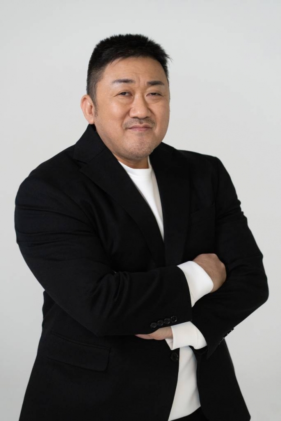 배우 마동석이 24일 오후 서울 종로구 소격동의 한 카페에서 진행된 영화 '범죄도시3' 개봉 관련 인터뷰를 위해 포즈를 취하고 있다. '범죄도시3'(감독 이상용)는 대체불가 괴물형사 '마석도'(마동석 분)가 서울 광수대로 이동 후, 신종 마약 범죄 사건의 배후인 '주성철'(이준혁 분)과 마약 사건에 연루된 또 다른 빌런 '리키'(아오키 무네타카 분)를 잡기 위해 펼치는 통쾌한 범죄 소탕 작전을 그린 영화. 오는 31일 개봉. / 사진제공 = 에이비오엔터테인먼트 /사진=김창현 기자 chmt@