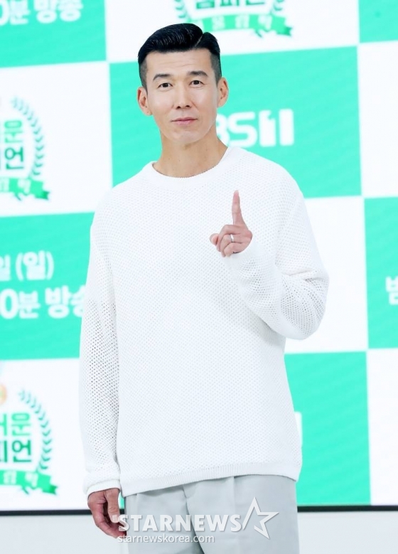 가수 션이 2일 오전 서울 영등포구 여의도동 KBS본관에서 진행된 KBS1 '즐거운 챔피언 시즌3-어울림픽' 제작발표회에 참석해 포즈를 취하고 있다.  '어울림픽'은 장애인과 비장애인이 함께 팀을 만들어 전국대회에 출전하는 과정을 그린 프로그램이다. 2023.06.02 /사진=김창현 기자 chmt@