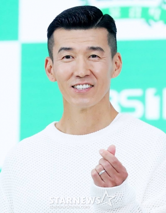 가수 션이 2일 오전 서울 영등포구 여의도동 KBS본관에서 진행된 KBS1 '즐거운 챔피언 시즌3-어울림픽' 제작발표회에 참석해 포즈를 취하고 있다.  '어울림픽'은 장애인과 비장애인이 함께 팀을 만들어 전국대회에 출전하는 과정을 그린 프로그램이다. 2023.06.02 /사진=김창현 기자 chmt@