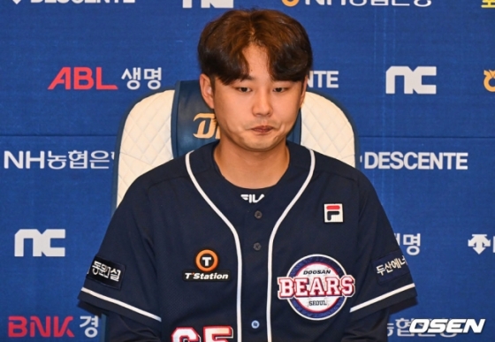 1일 경기 전 취재진 앞에서 고개를 숙인 두산 정철원. /사진=OSEN
