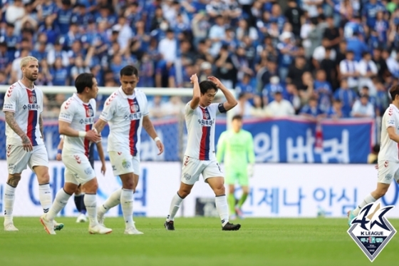 윤빛가람(가운데)이 3일 수원월드컵경기장에서 열린 수원FC와 수원삼성의 수원더비에서 선제골을 터트리고 기뻐하고 있다. /사진=한국프로축구연맹