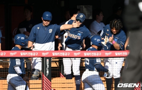 NC 다이노스와 LG 트윈스가 4일 오후 서울 잠실야구장에서 2023 신한은행 SOL KBO 리그 맞대결을 벌였다. 2회 2사 2,3루에서 NC 김주원의 좌전 2타점 적시타 때 홈을 밟은 마틴과 박세혁이 더그아웃에서 동료들로부터 축하 인사를 받고 있다.