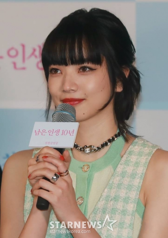 배우 고마츠 나나가 5일 오전 서울 CGV용산아이파크몰에서 진행된 영화 '남은 인생 10년'(감독 후지이 미치히토) 기자간담회에 참석해 질문에 답하고 있다.  '남은 인생 10년'은 스무 살에 난치병을 선고받은 마츠리가 삶의 의지를 잃은 카즈토를 만나 눈부신 사계절을 장식하는 사랑을 그린 영화다. /2023.06.05 /사진=이동훈 기자 photoguy@