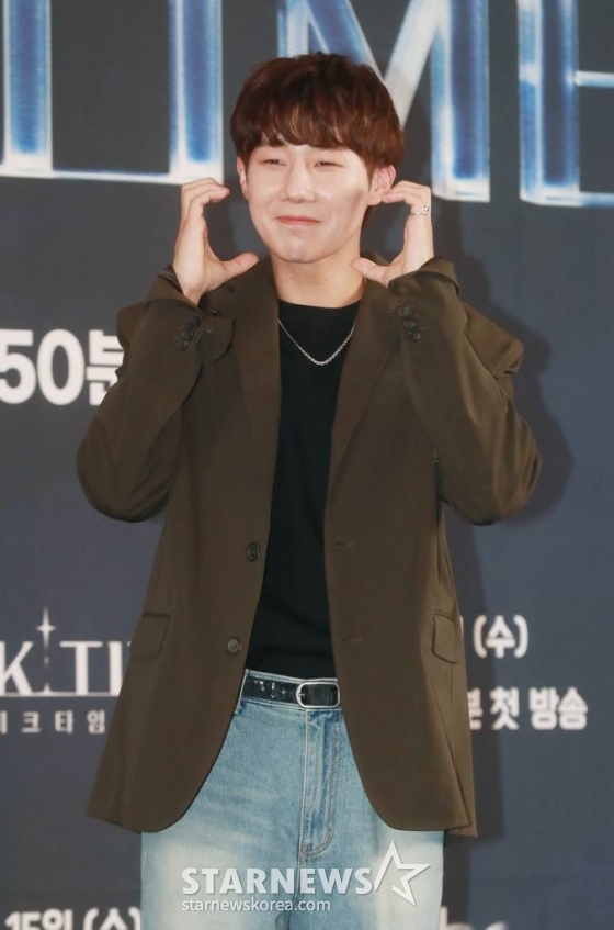 가수 김성규가 15일 서울 마포구 스탠포드호텔에서 열린 JTBC 예능 프로그램 '피크타임' 제작발표회에 참석해 포즈를 취하고 있다.  ‘피크타임’은 무대가 절실한 현역 아이돌부터 빛을 보지 못한 경단(경력단절), 해체돌까지 다시 한 번 무대에 올라 뜨거운 경쟁을 벌이는 팀전 서바이벌이다. /2023.2.15 /사진=이동훈 기자 photoguy@