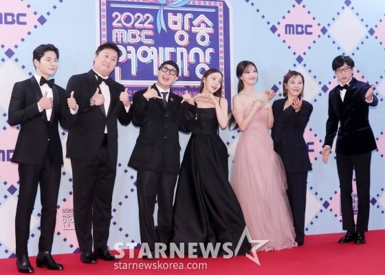 '2022 MBC 방송연예대상' 레드카펫 행사에 참석한 이이경(왼쪽부터), 정준하, 하하, 박진주, 이미주, 신봉선, 유재석 /사진=김창현 기자 chmt@