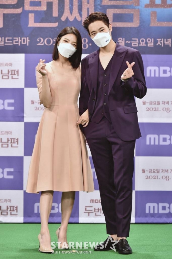 배우 엄현경, 차서원이 5일 오후 온라인으로 진행된 MBC 새 일일드라마 '두 번째 남편' 제작발표회에 참석해 포즈를 취하고 있다. '두 번째 남편'은 멈출 수 없는 욕망이 빚은 비극으로 억울하게 가족을 잃은 한 여인이 엇갈린 운명과 사랑 속에서 복수에 나서게 되는 격정 로맨스 드라마이다. 오는 9일 첫 방송. / 사진제공 = MBC /사진=김창현 기자 chmt@