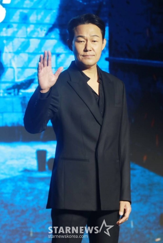 배우 박성웅이 6일 오전 서울 마포구 호텔 나루에서 진행된 넷플릭스 시리즈 '사냥개들' 제작발표회에 참석해 포즈를 취하고 있다. 사람 목숨보다 돈이 먼저인 사채업의 세계에 휘말린 두 청년이 거대한 악의 세력에 맞서 목숨 걸고 싸우는 이야기를 그린 '사냥개들'은 9일 공개된다. /2023.06.06 /사진=이동훈 기자 photoguy@