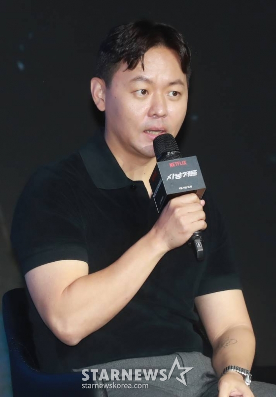 김주환 감독이 6일 오전 서울 마포구 호텔 나루에서 진행된 넷플릭스 시리즈 '사냥개들' 제작발표회에 참석해 질문에 답하고 있다. 사람 목숨보다 돈이 먼저인 사채업의 세계에 휘말린 두 청년이 거대한 악의 세력에 맞서 목숨 걸고 싸우는 이야기를 그린 '사냥개들'은 9일 공개된다. /2023.06.06 /사진=이동훈 기자 photoguy@
