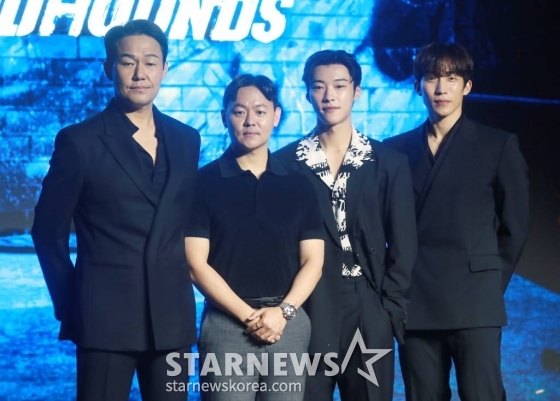 배우 박성웅, 김주환 감독, 배우 우도환, 이상이가 6일 오전 서울 마포구 호텔 나루에서 진행된 넷플릭스 시리즈 '사냥개들' 제작발표회에 참석해 포즈를 취하고 있다.  사람 목숨보다 돈이 먼저인 사채업의 세계에 휘말린 두 청년이 거대한 악의 세력에 맞서 목숨 걸고 싸우는 이야기를 그린 '사냥개들'은 9일 공개된다. /2023.06.06 /사진=이동훈 기자 photoguy@