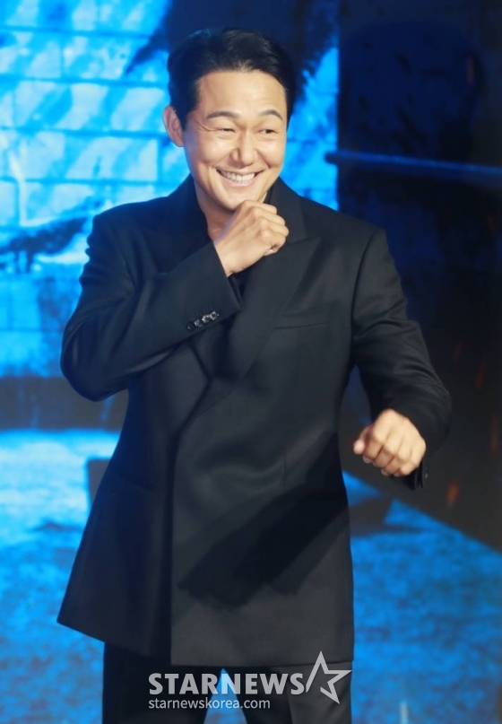 배우 박성웅이 6일 오전 서울 마포구 호텔 나루에서 진행된 넷플릭스 시리즈 '사냥개들' 제작발표회에 참석해 포즈를 취하고 있다.  사람 목숨보다 돈이 먼저인 사채업의 세계에 휘말린 두 청년이 거대한 악의 세력에 맞서 목숨 걸고 싸우는 이야기를 그린 '사냥개들'은 9일 공개된다. /2023.06.06 /사진=이동훈 기자 photoguy@