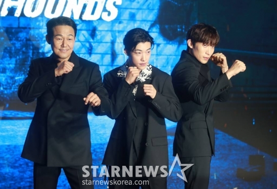배우 박성웅, 우도환, 이상이가 6일 오전 서울 마포구 호텔 나루에서 진행된 넷플릭스 시리즈 '사냥개들' 제작발표회에 참석해 포즈를 취하고 있다. 사람 목숨보다 돈이 먼저인 사채업의 세계에 휘말린 두 청년이 거대한 악의 세력에 맞서 목숨 걸고 싸우는 이야기를 그린 '사냥개들'은 9일 공개된다. /2023.06.06 /사진=이동훈 기자 photoguy@