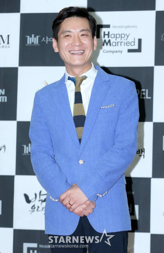 개그맨 정성호가 4일 오후 서울 영등포구 여의도동 중소기업회관 예식장에서 진행된 방송인 박슬기의 결혼식에 참석해 포즈를 취하고 있다. /사진=hwijpg@(김휘선 인턴기자)