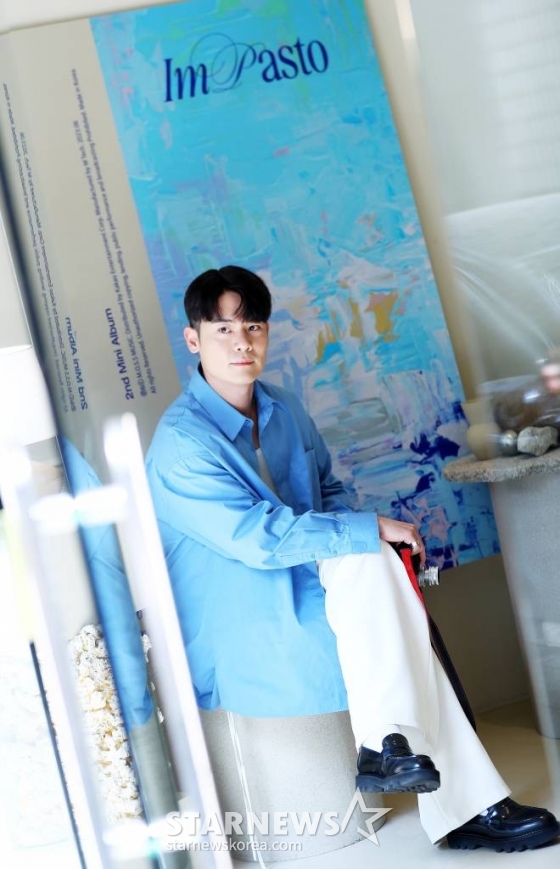 가수 유채훈이 8일 오전 서울 강남구의 한 카페에서 진행된 두 번째 미니앨범 'Impasto(임파스토)' 발매 기념 인터뷰에 앞서 포즈를 취하고 있다. 2023.06.08 /사진=김창현 기자 chmt@