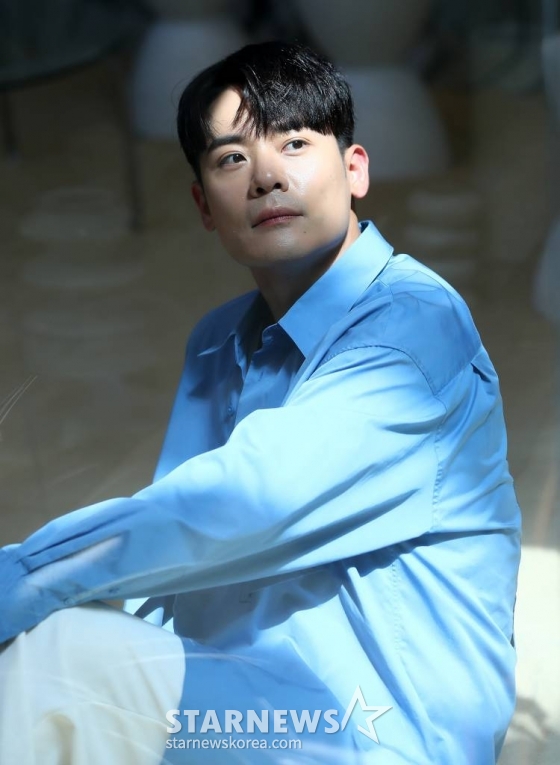 가수 유채훈이 8일 오전 서울 강남구의 한 카페에서 진행된 두 번째 미니앨범 'Impasto(임파스토)' 발매 기념 인터뷰에 앞서 포즈를 취하고 있다. 2023.06.08 /사진=김창현 기자 chmt@