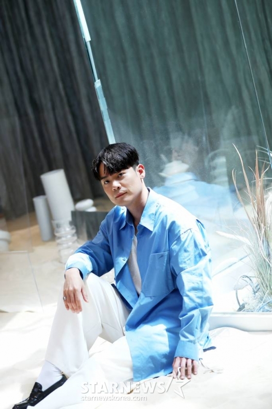 가수 유채훈이 8일 오전 서울 강남구의 한 카페에서 진행된 두 번째 미니앨범 'Impasto(임파스토)' 발매 기념 인터뷰에 앞서 포즈를 취하고 있다. 2023.06.08 /사진=김창현 기자 chmt@