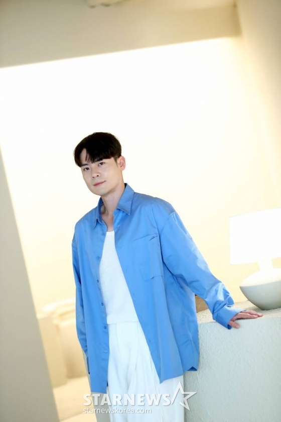 가수 유채훈이 8일 오전 서울 강남구의 한 카페에서 진행된 두 번째 미니앨범 'Impasto(임파스토)' 발매 기념 인터뷰에 앞서 포즈를 취하고 있다. 2023.06.08 /사진=김창현 기자 chmt@