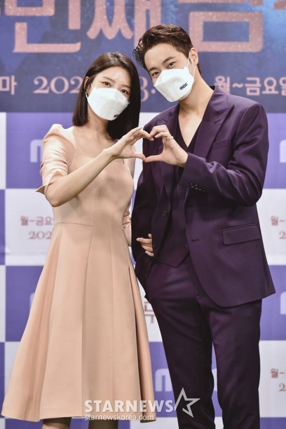 배우 엄현경, 차서원이 5일 오후 온라인으로 진행된 MBC 새 일일드라마 '두 번째 남편' 제작발표회에 참석해 포즈를 취하고 있다.  '두 번째 남편'은 멈출 수 없는 욕망이 빚은 비극으로 억울하게 가족을 잃은 한 여인이 엇갈린 운명과 사랑 속에서 복수에 나서게 되는 격정 로맨스 드라마이다. 오는 9일 첫 방송. / 사진제공 = MBC /사진=김창현 기자 chmt@