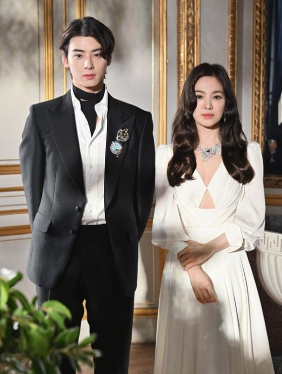 차은우(왼쪽), 송혜교/사진=송혜교