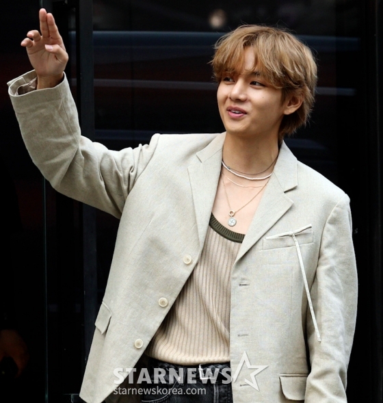 그룹 방탄소년단 뷔가 11일 오후 서울시 강남구 SJ쿤스트할레에 인도네시아 금융회사가 주최한 팬미팅 일정을 마치고 팬들에게 인사를 하고 있다. 2023.06.11 /사진=임성균 기자 tjdrbs23@