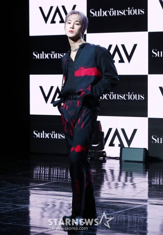 그룹 VAV(브이에이브이) 에이노가 12일 오후 서울 강남구 청담동 일지아트홀에서 진행된 미니 7집 'Subconscious'(서브칸셔스) 발매 기념 쇼케이스에 참석해 포즈를 취하고 있다. VAV 이번 앨범에는 타이틀곡 'Designer'(디자이너)를 포함해 'Call U Mine'(콜 유 마인), 'By My Side'(바이 마이 사이드), 'Reason'(리즌), '보고싶어서' 총 5곡이 수록됐다. 2023.06.12 /사진=김창현 기자 chmt@
