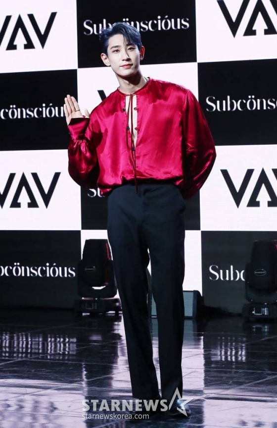 그룹 VAV(브이에이브이) 로우가 12일 오후 서울 강남구 청담동 일지아트홀에서 진행된 미니 7집 'Subconscious'(서브칸셔스) 발매 기념 쇼케이스에 참석해 포즈를 취하고 있다. VAV 이번 앨범에는 타이틀곡 'Designer'(디자이너)를 포함해 'Call U Mine'(콜 유 마인), 'By My Side'(바이 마이 사이드), 'Reason'(리즌), '보고싶어서' 총 5곡이 수록됐다. 2023.06.12 /사진=김창현 기자 chmt@