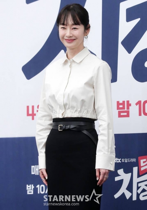배우 명세빈이 13일 오후 서울 강남구 조설팰리스에서 진행된 JTBC 토일드라마 '닥터 차정숙' 제작발표회에 참석해 포즈를 취하고 있다.  '닥터 차정숙'은 20년차 가정주부에서 1년차 레지던트가 된 차정숙의 찢어진 인생 봉합기를 그린다. 가족이 전부였던 평범한 주부에서 '왕년'에 잘나가던 닥터 차정숙으로 각성한 '정숙'치 못한 스캔들이 유쾌한 웃음과 현실적인 공감을 선사할 예정이다. 오는 15일 첫 방송. 2023.04.13 /사진=김창현 기자 chmt@