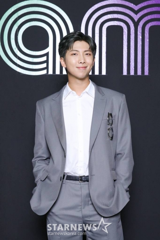그룹 방탄소년단(BTS) RM이 2일 오전 생중계로 진행된 'Dynamite' 온라인 글로벌 미디어데이에서 포즈를 취하고 있다. /사진제공=빅히트엔터테인먼트 /사진=이동훈 기자 photoguy@