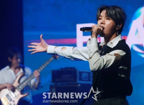 그룹 뉴이스트 출신 가수 렌이 13일 오전 서울 강남구 일지아트홀에서 진행된 첫 번째 솔로 미니 앨범 '랑데부'(Ren'dezvous) 발매기념 쇼케이스에서 신곡을 선보이고 있다. 이번 앨범에는 타이틀곡 '레디 투 무브'(Ready to Move)를 비롯해 '오토필'(Autofill), '이매진 모어'(Imagine More), '럴러바이'(Lullaby), '마이 스토리'(My Story) 등 5곡이 수록됐다. /2023.06.13 /사진=이동훈 기자 photoguy@
