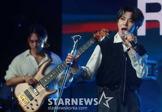 그룹 뉴이스트 출신 가수 렌이 13일 오전 서울 강남구 일지아트홀에서 진행된 첫 번째 솔로 미니 앨범 '랑데부'(Ren'dezvous) 발매기념 쇼케이스에서 신곡을 선보이고 있다. 이번 앨범에는 타이틀곡 '레디 투 무브'(Ready to Move)를 비롯해 '오토필'(Autofill), '이매진 모어'(Imagine More), '럴러바이'(Lullaby), '마이 스토리'(My Story) 등 5곡이 수록됐다. /2023.06.13 /사진=이동훈 기자 photoguy@
