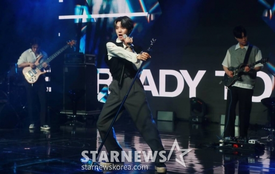 그룹 뉴이스트 출신 가수 렌이 13일 오전 서울 강남구 일지아트홀에서 진행된 첫 번째 솔로 미니 앨범 '랑데부'(Ren'dezvous) 발매기념 쇼케이스에서 신곡을 선보이고 있다. 이번 앨범에는 타이틀곡 '레디 투 무브'(Ready to Move)를 비롯해 '오토필'(Autofill), '이매진 모어'(Imagine More), '럴러바이'(Lullaby), '마이 스토리'(My Story) 등 5곡이 수록됐다. /2023.06.13 /사진=이동훈 기자 photoguy@