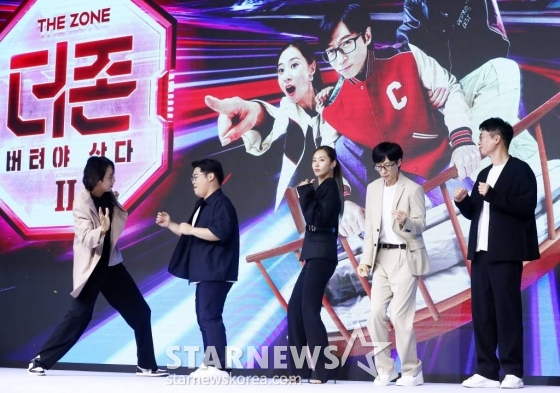 배우 이광수, 김동진 PD, 소녀시대 유리, 방송인 유재석, 조효진 PD가 13일 오전 서울 종로구 JW메리어트 동대문스퀘어서울에서 진행된 디즈니+의 오리지널 예능 '더 존: 버텨야 산다 시즌 2' 제작발표회에 참석해 댄스를 선보이고 있다. 2023.06.13 /사진=김창현 기자 chmt@