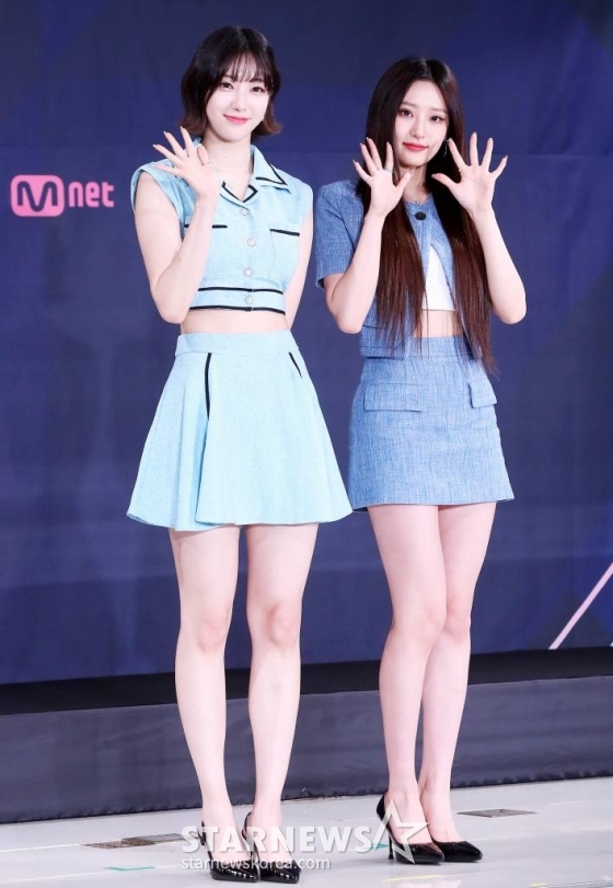 하이키 리이나, 휘서가 13일 오후 서울 종로구 부암동 AW컨벤션에서 진행된 엠넷 '퀸덤퍼즐' 제작발표회에 참석해 포즈를 취하고 있다. '퀸덤퍼즐'은 기존 활동하던 걸그룹 멤버 또는 여성 아티스트들을 퍼즐처럼 맞춰 최상의 조합을 완성하는 프로그램으로, 그룹 소녀시대 멤버 태연이 MC를 맡고 3, 4세대 걸그룹 멤버들이 총출동한다. '퀸덤퍼즐'에는 26명의 여성 아티스트가 도전장을 던졌다. 주이(모모랜드), 여름(우주소녀), 엘리(위키미키), 보라·지원·채린(체리블렛), 유키(퍼플키스), 리이나·휘서(H1-KEY), 상아(LIGHTSUM), 쥬리·수윤·연희(RocketPunch), 서연·지우(tripleS), 수진·지한·소은·조아(Weeekly), 나나·우연(woo!ah!), 도화, 미루, 예은, 케이, 파이가 바로 그 주인공이다. 다양하게 퍼즐되는 조합 속에서 누가 재발견되어 최상의 조합에 다다를지 귀추가 주목된다. 매주 화요일 밤 10시 방송. 2023.06.13 /사진=김창현 기자 chmt@