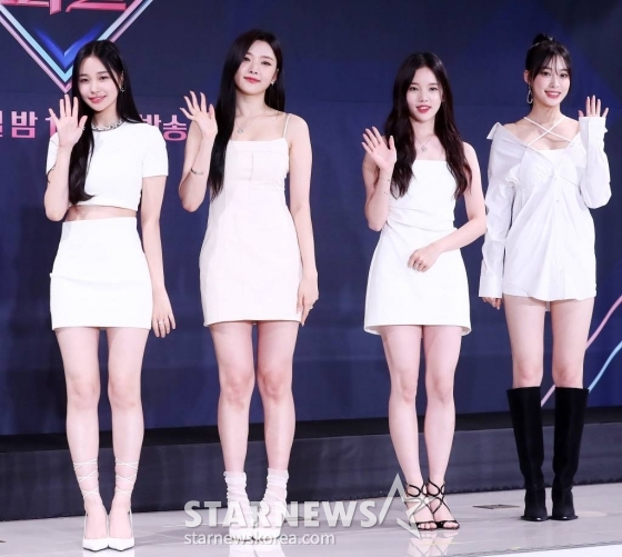 위클리가 13일 오후 서울 종로구 부암동 AW컨벤션에서 진행된 엠넷 '퀸덤퍼즐' 제작발표회에 참석해 포즈를 취하고 있다. '퀸덤퍼즐'은 기존 활동하던 걸그룹 멤버 또는 여성 아티스트들을 퍼즐처럼 맞춰 최상의 조합을 완성하는 프로그램으로, 그룹 소녀시대 멤버 태연이 MC를 맡고 3, 4세대 걸그룹 멤버들이 총출동한다. '퀸덤퍼즐'에는 26명의 여성 아티스트가 도전장을 던졌다. 주이(모모랜드), 여름(우주소녀), 엘리(위키미키), 보라·지원·채린(체리블렛), 유키(퍼플키스), 리이나·휘서(H1-KEY), 상아(LIGHTSUM), 쥬리·수윤·연희(RocketPunch), 서연·지우(tripleS), 수진·지한·소은·조아(Weeekly), 나나·우연(woo!ah!), 도화, 미루, 예은, 케이, 파이가 바로 그 주인공이다. 다양하게 퍼즐되는 조합 속에서 누가 재발견되어 최상의 조합에 다다를지 귀추가 주목된다. 매주 화요일 밤 10시 방송. 2023.06.13 /사진=김창현 기자 chmt@