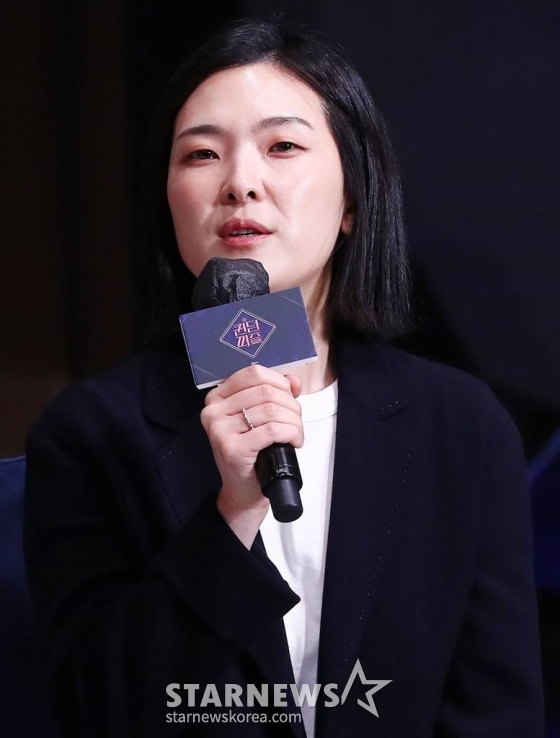 이연규 PD가 13일 오후 서울 종로구 부암동 AW컨벤션에서 진행된 엠넷 '퀸덤퍼즐' 제작발표회에 참석해 인사말을 하고 있다. '퀸덤퍼즐'은 기존 활동하던 걸그룹 멤버 또는 여성 아티스트들을 퍼즐처럼 맞춰 최상의 조합을 완성하는 프로그램으로, 그룹 소녀시대 멤버 태연이 MC를 맡고 3, 4세대 걸그룹 멤버들이 총출동한다. '퀸덤퍼즐'에는 26명의 여성 아티스트가 도전장을 던졌다. 주이(모모랜드), 여름(우주소녀), 엘리(위키미키), 보라·지원·채린(체리블렛), 유키(퍼플키스), 리이나·휘서(H1-KEY), 상아(LIGHTSUM), 쥬리·수윤·연희(RocketPunch), 서연·지우(tripleS), 수진·지한·소은·조아(Weeekly), 나나·우연(woo!ah!), 도화, 미루, 예은, 케이, 파이가 바로 그 주인공이다. 다양하게 퍼즐되는 조합 속에서 누가 재발견되어 최상의 조합에 다다를지 귀추가 주목된다. 매주 화요일 밤 10시 방송. 2023.06.13 /사진=김창현 기자 chmt@