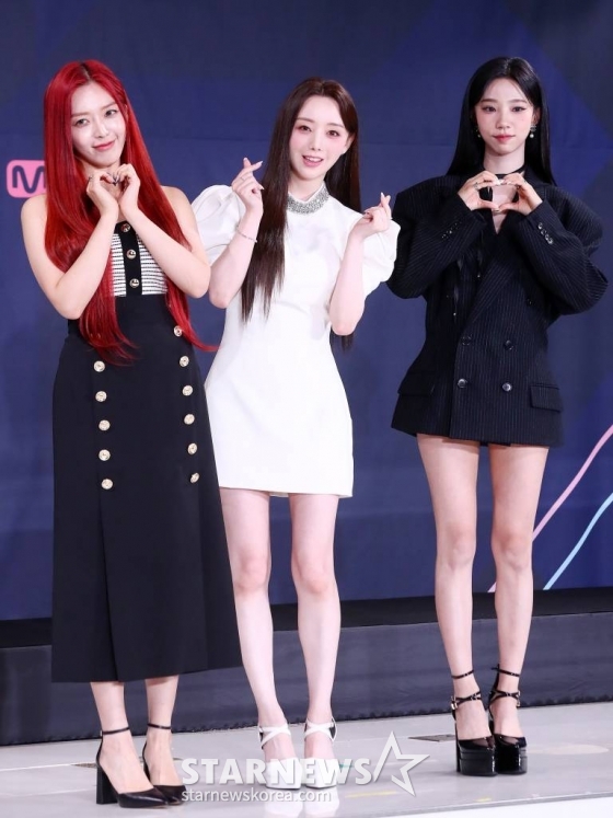가수 찬미, 케이, 여름이 13일 오후 서울 종로구 부암동 AW컨벤션에서 진행된 엠넷 '퀸덤퍼즐' 제작발표회에 참석해 포즈를 취하고 있다. '퀸덤퍼즐'은 기존 활동하던 걸그룹 멤버 또는 여성 아티스트들을 퍼즐처럼 맞춰 최상의 조합을 완성하는 프로그램으로, 그룹 소녀시대 멤버 태연이 MC를 맡고 3, 4세대 걸그룹 멤버들이 총출동한다. '퀸덤퍼즐'에는 26명의 여성 아티스트가 도전장을 던졌다. 주이(모모랜드), 여름(우주소녀), 엘리(위키미키), 보라·지원·채린(체리블렛), 유키(퍼플키스), 리이나·휘서(H1-KEY), 상아(LIGHTSUM), 쥬리·수윤·연희(RocketPunch), 서연·지우(tripleS), 수진·지한·소은·조아(Weeekly), 나나·우연(woo!ah!), 도화, 미루, 예은, 케이, 파이가 바로 그 주인공이다. 다양하게 퍼즐되는 조합 속에서 누가 재발견되어 최상의 조합에 다다를지 귀추가 주목된다. 매주 화요일 밤 10시 방송. 2023.06.13 /사진=김창현 기자 chmt@